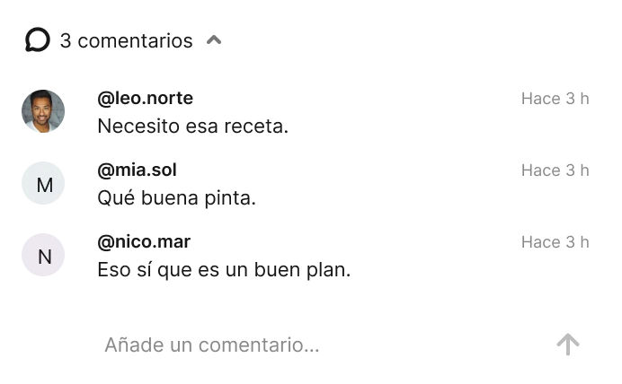 Ejemplo de una conversación en los comentarios de un momento, con el campo para responder.